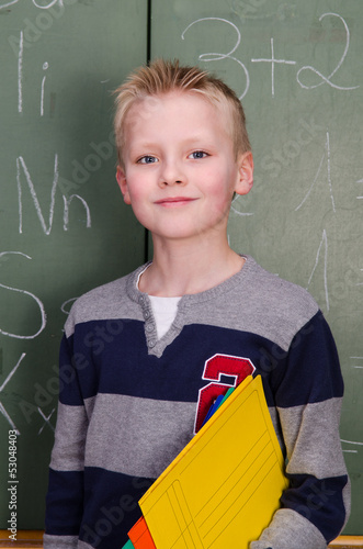 Photo: grundschüler vor der tafel grundschüler vor der tafel