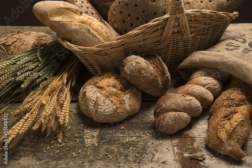 Photo: Brotkorb mit verschiedenen Backwaren. Brotkorb mit verschiedenen Backwaren.