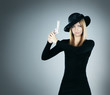 Foto: Young attractive killer widow over grey background Young attractive killer widow over grey background