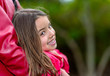 Foto: pretty little girl in the arms of his mother pretty little girl in the arms of his mother