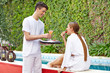 Foto: Frau entspannt am Pool eines Hotels Frau entspannt am Pool eines Hotels