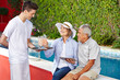 Foto: Senioren im Urlaub nehmen Cocktails Senioren im Urlaub nehmen Cocktails