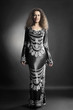 Foto: Fashion woman in elegant evening dress. Fashion woman in elegant evening dress.