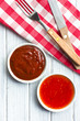 Foto: various barbecue sauces in ceramic bowls various barbecue sauces in ceramic bowls