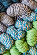 Schafwolle in verschiedenen Farben - Detailaufnahme