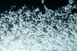 Schnee auf Fensterscheibe...