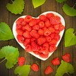 Frische Himbeeren in einer Herzschale