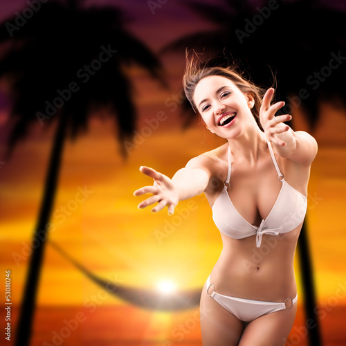Photo: attraktive junge Frau im Bikini am Strand attraktive junge Frau im Bikini am Strand