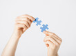 Foto: two hands trying to connect puzzle pieces two hands trying to connect puzzle pieces