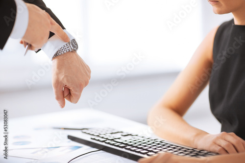 Photo: boss and worker at work having conflict boss and worker at work having conflict