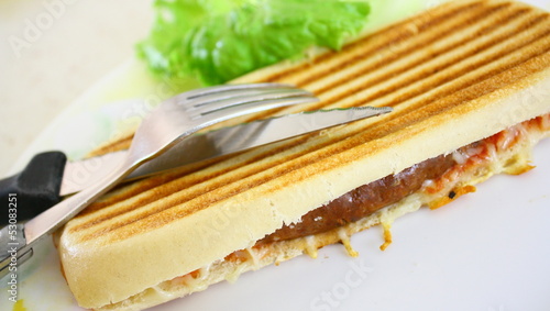 Photo: croque-monsieur ,viande, salade croque-monsieur ,viande, salade
