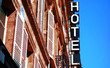 Une enseigne d'hôtel en France
