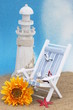 Reif für die Insel, Liegestuhl, Leuchtturm, Blume