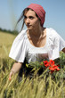 ragazza in campo di grano d'estate
