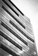 Edificio de oficinas, blanco y negro