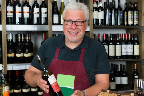 Photo: sommelier präsentiert seinen wein sommelier präsentiert seinen wein