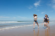 Groupe jeune courant sur la plage