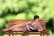 Foto: Buch lesen im Park Buch lesen im Park