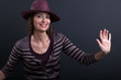 Donna con cappello che balla