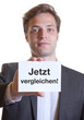 Junger Mann im Anzug mit Karte JETZT VERGLEICHEN