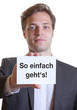 Junger Mann im Anzug mit Karte SO EINFACH GEHT´S!