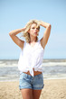 junge frau am strand