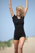 junge frau rennt am strand