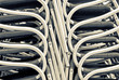 Sillas apiladas, blanco y negro