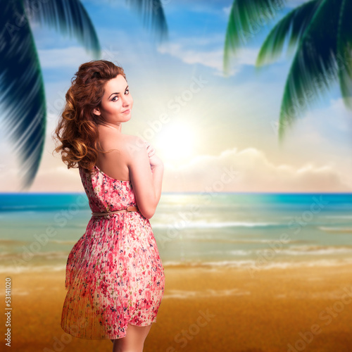 Photo: junge attraktive Frau am Strand junge attraktive Frau am Strand