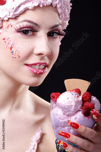 Photo: Junge hübsche Frau mit Speise Eis und Sahne Haube Junge hübsche Frau mit Speise Eis und Sahne Haube