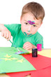 Foto: Kleiner Junge malt mit Farbe Kleiner Junge malt mit Farbe