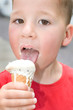 Photo: Kleiner Junge isst Eis Kleiner Junge isst Eis