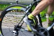 verwischtes rennrad auf der straße beim rennen