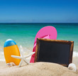Foto: Beach accessories in the sand against the sea landscape Beach accessories in the sand against the sea landscape