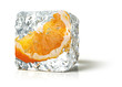 Orange in Eiswürfel