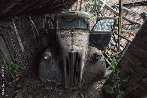 Photo: abandoned old car abandoned old car