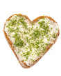 Kressebrot in Herzform auf weißem Hintergrund