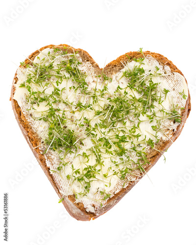 Photo: Kressebrot in Herzform auf weißem Hintergrund Kressebrot in Herzform auf weißem Hintergrund