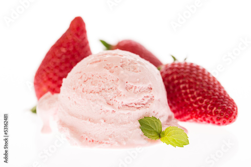 Photo: Erdbeereiskugel mit Erdbeeren Erdbeereiskugel mit Erdbeeren