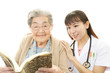 笑顔の高齢者と女医