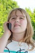 Mädchen mit Telefon hört zu