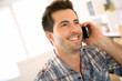 Foto: Portrait of cheerful man talking on the phone Portrait of cheerful man talking on the phone
