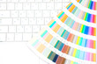 Foto: Digital printing concept, pantone palette with computer keyboard Digital printing concept, pantone palette with computer keyboard