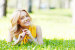 Foto: Woman lying on grass Woman lying on grass
