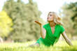 Foto: Woman sitting on grass Woman sitting on grass