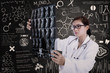 Foto: Asian female doctor hold x-ray in lab Asian female doctor hold x-ray in lab