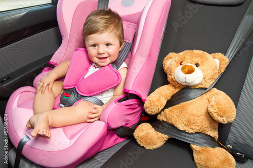 Photo: bambina con cinture di sicurezza bambina con cinture di sicurezza