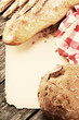 Foto: Vintage frame with bread and baguette Vintage frame with bread and baguette