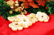 Foto: Christmas cookies and decorations on color fabric background Christmas cookies and decorations on color fabric background