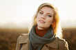 Foto: Blond woman against an autumn nature landscape Blond woman against an autumn nature landscape